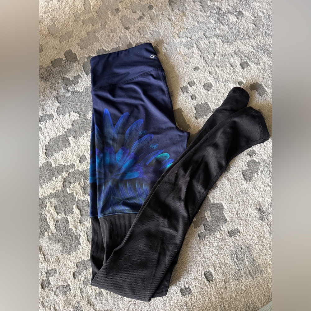 ALO Yoga Gypset Goddess Lotus Leggings (Size S) - Picture 3 of 5